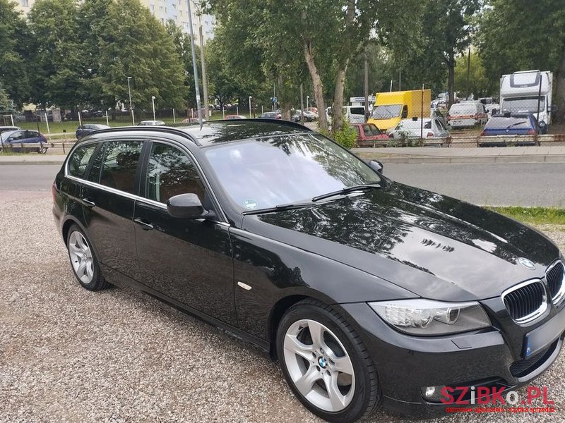 2011' BMW 3 Series 320D photo #2