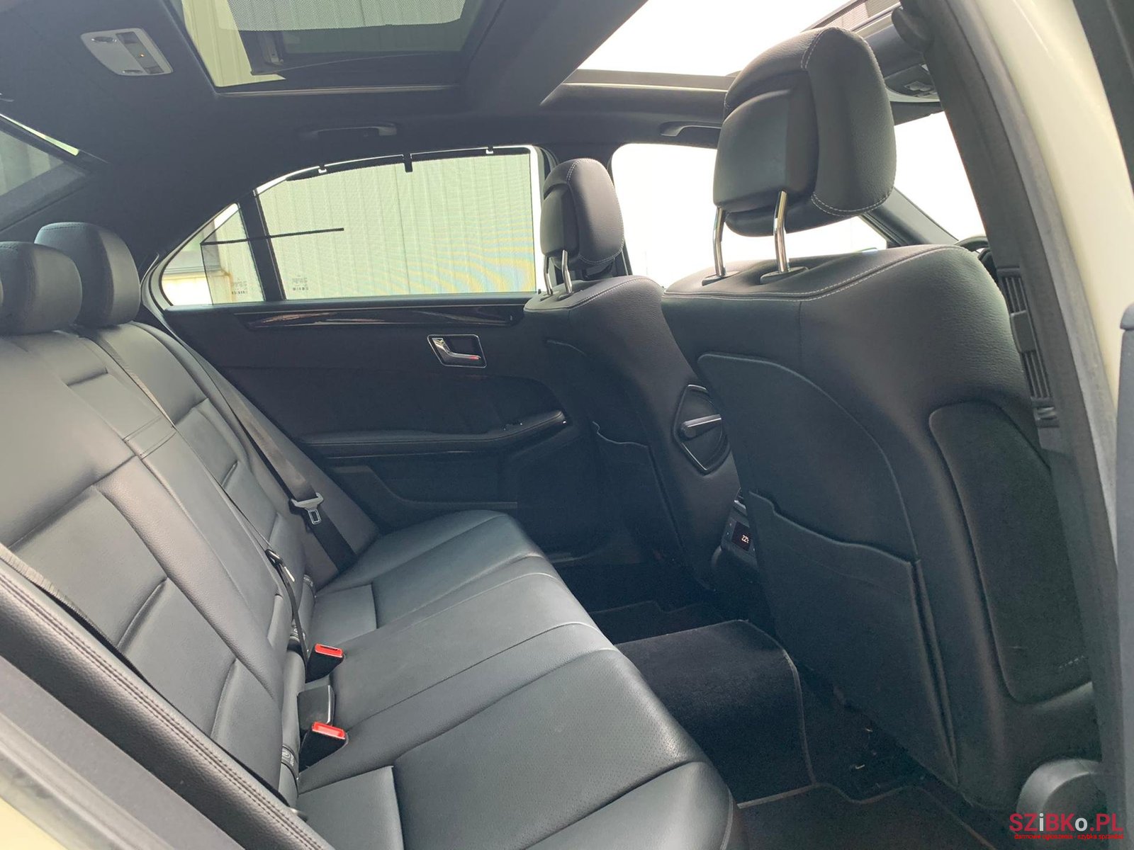 2011' Mercedes-Benz E 220 AMG Paket photo #6