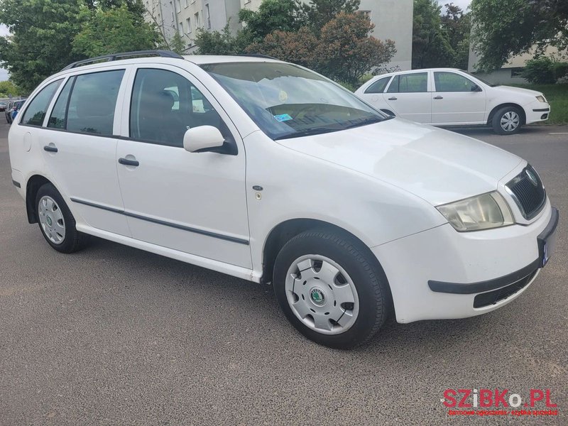 2002' Skoda Fabia photo #1