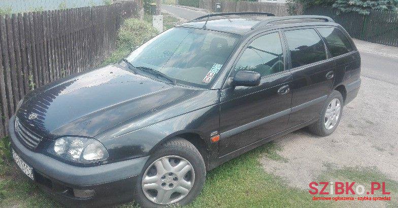 1999' Toyota Avensis photo #1