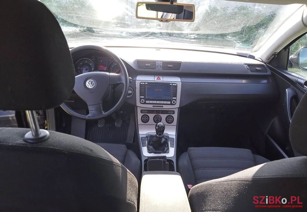 2005' Volkswagen Passat photo #5