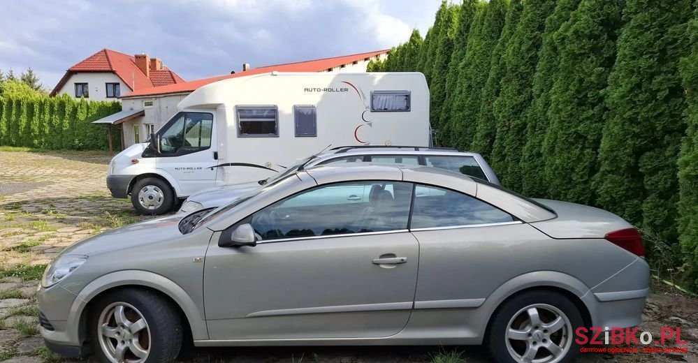 2007' Opel Astra Twintop photo #3