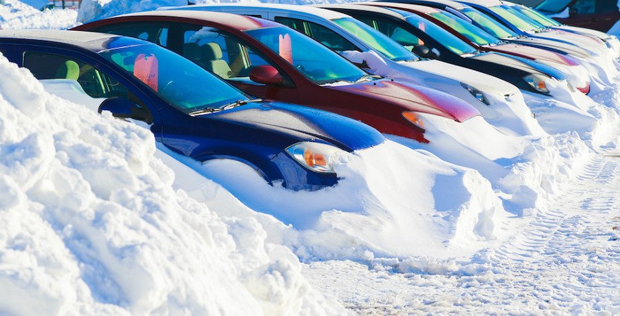 Samochód używany. Jakich aut spada sprzedaż zimą? Co warto sprawdzić przed zakupem?
