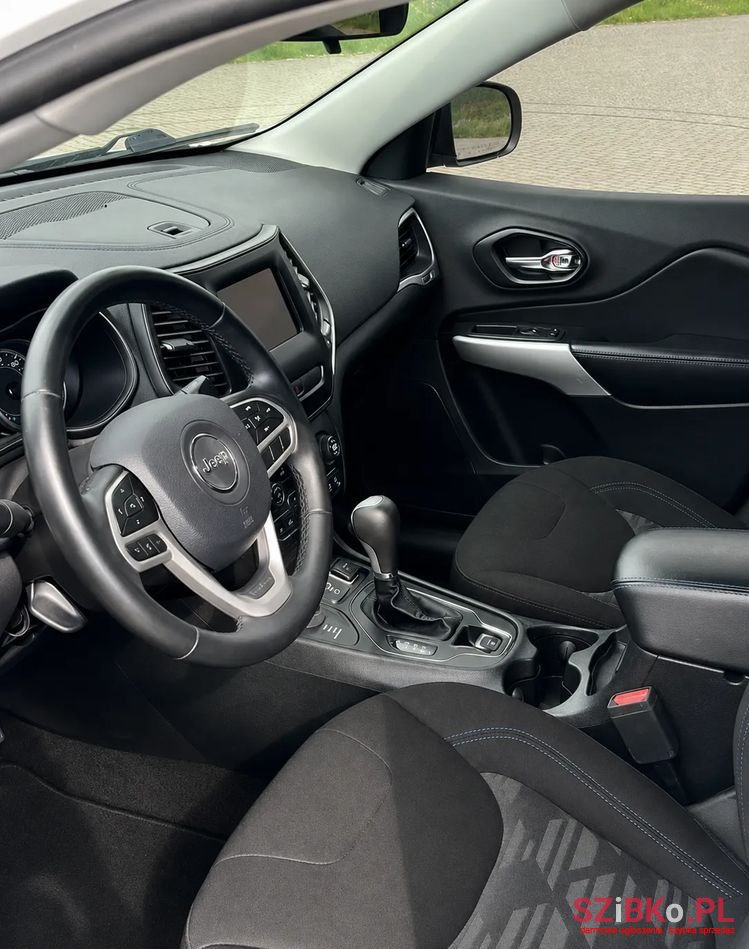 2019' Jeep Cherokee photo #6