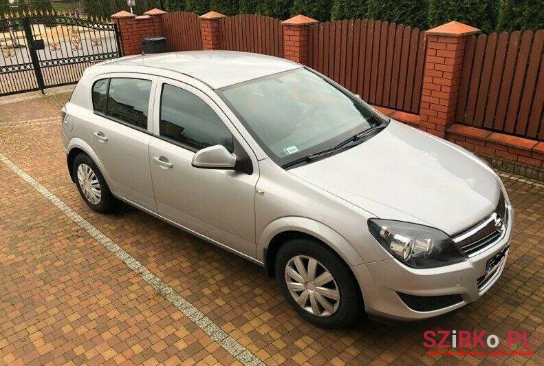 2011' Opel Astra photo #1