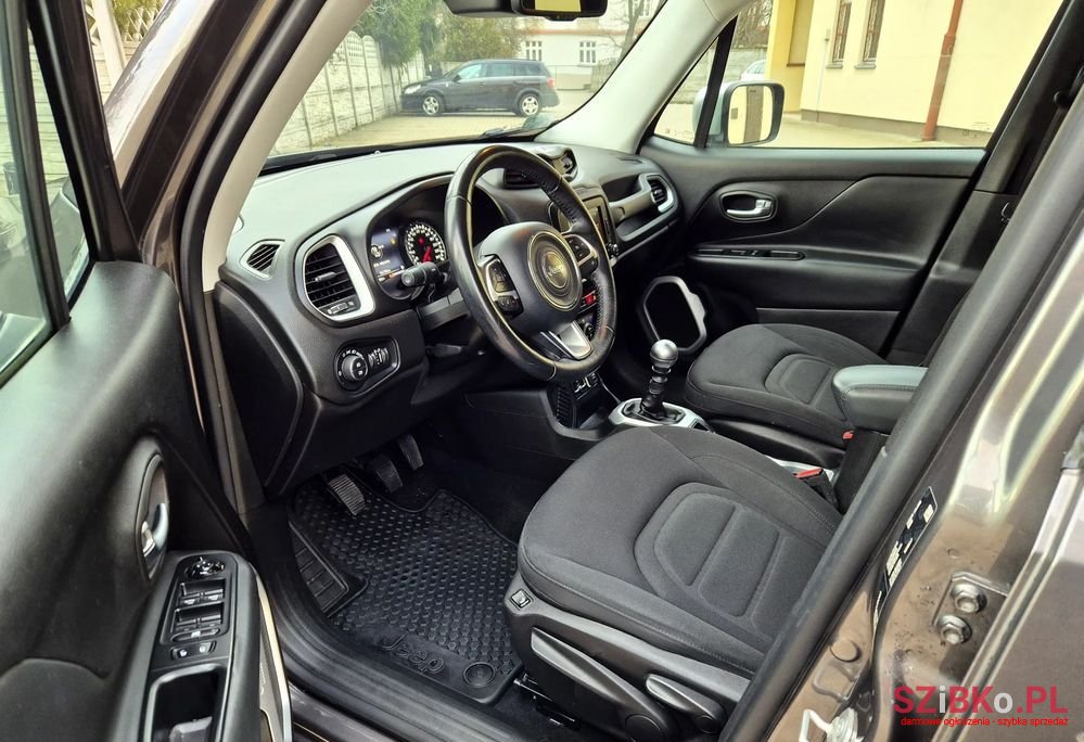 2016' Jeep Renegade photo #6