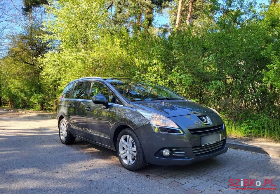 2012' Peugeot 5008 photo #2