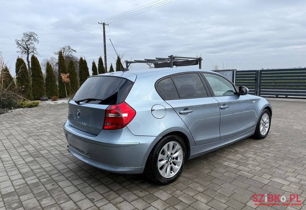 2009' BMW 1 Series 116I photo #6