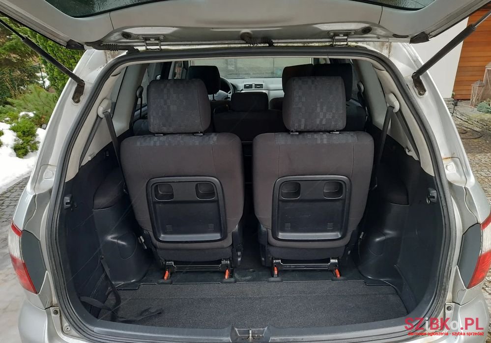 2005' Toyota Avensis Verso photo #6