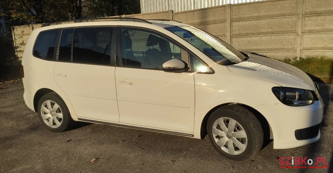 2012' Volkswagen Touran photo #3