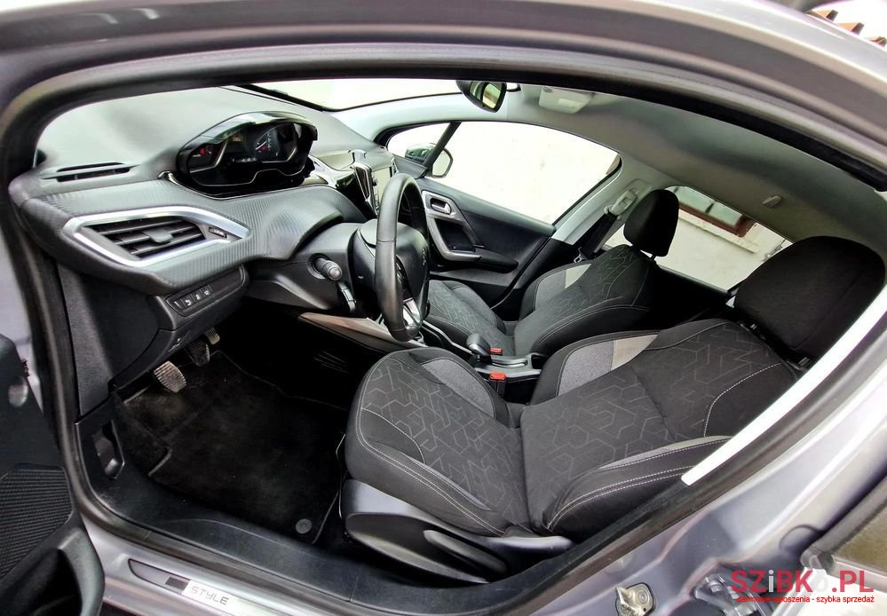 2017' Peugeot 2008 photo #6