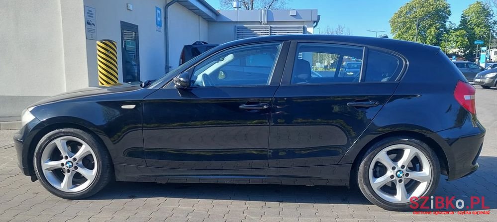 2009' BMW 1 Series 116I photo #2