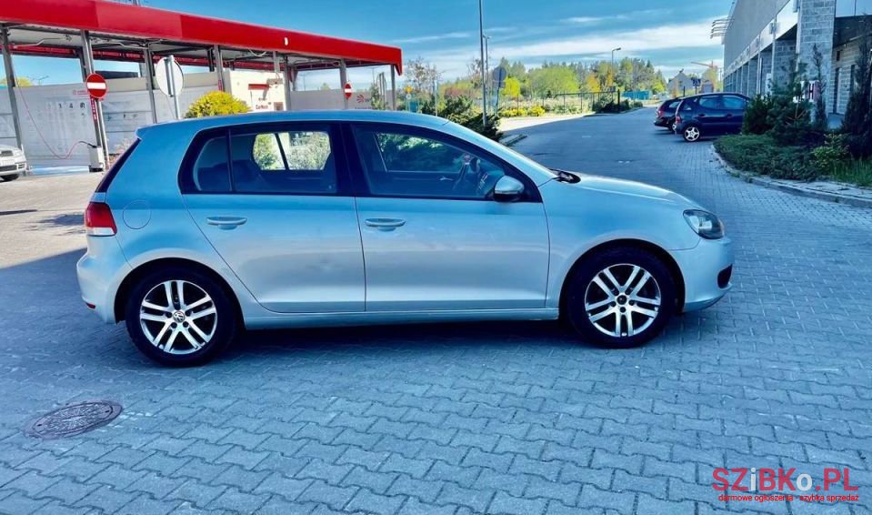 2010' Volkswagen Golf photo #2