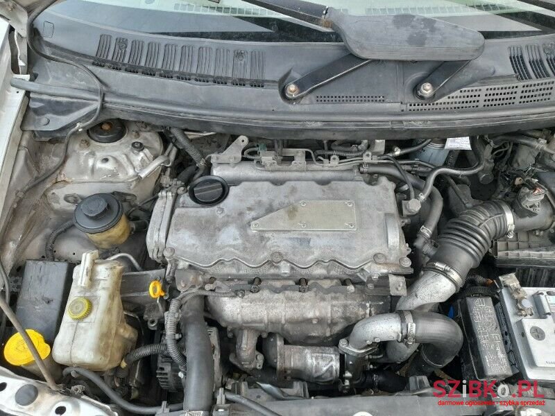 2000' Nissan Almera photo #3