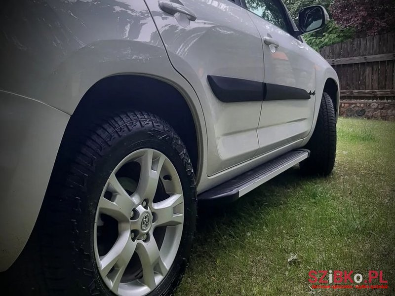 2010' Toyota RAV4 2.2 D-4D 4X4 photo #5