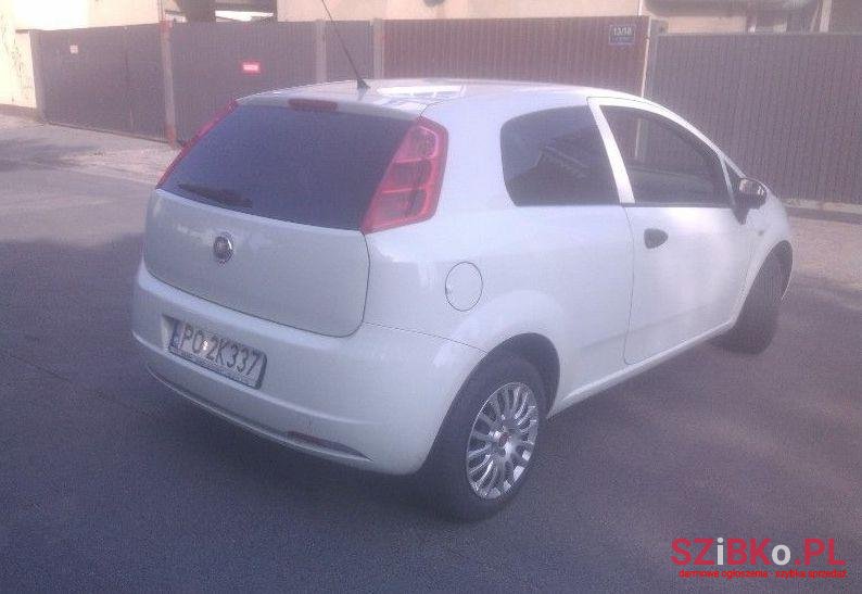 2011' Fiat Punto photo #2