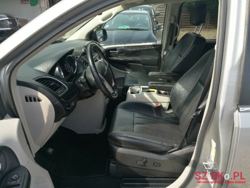 2016' Chrysler Town Country photo #6