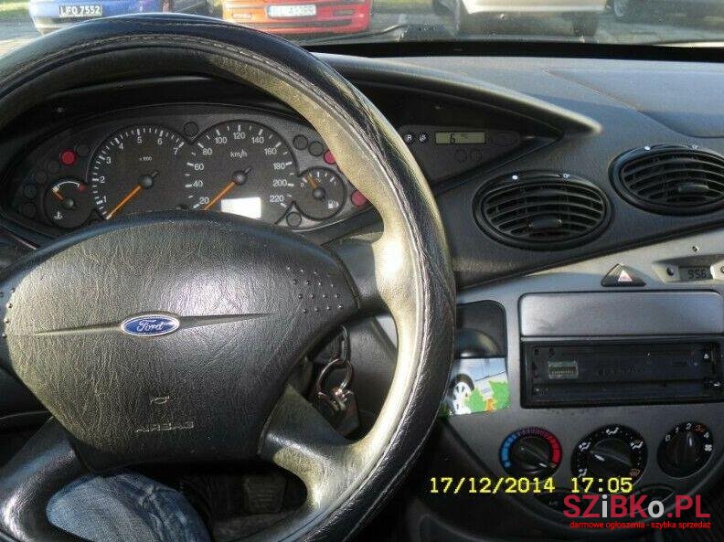 2002' Ford Focus photo #2