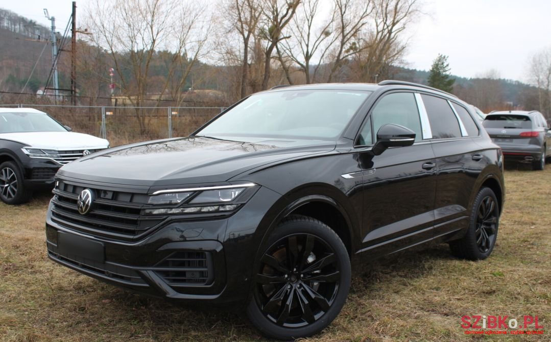 2023' Volkswagen Touareg photo #1