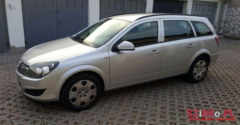 2011' Opel Astra photo #1