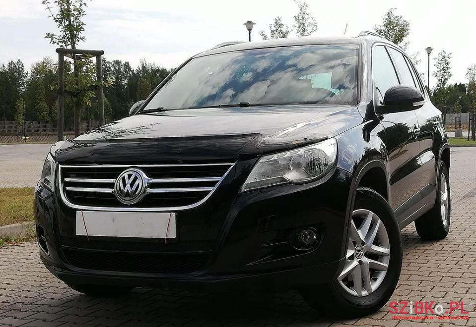 2011' Volkswagen Tiguan photo #2