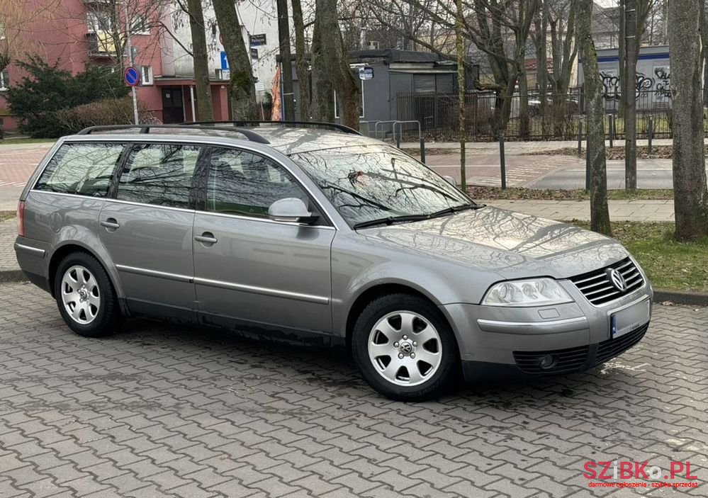 2004' Volkswagen Passat photo #2