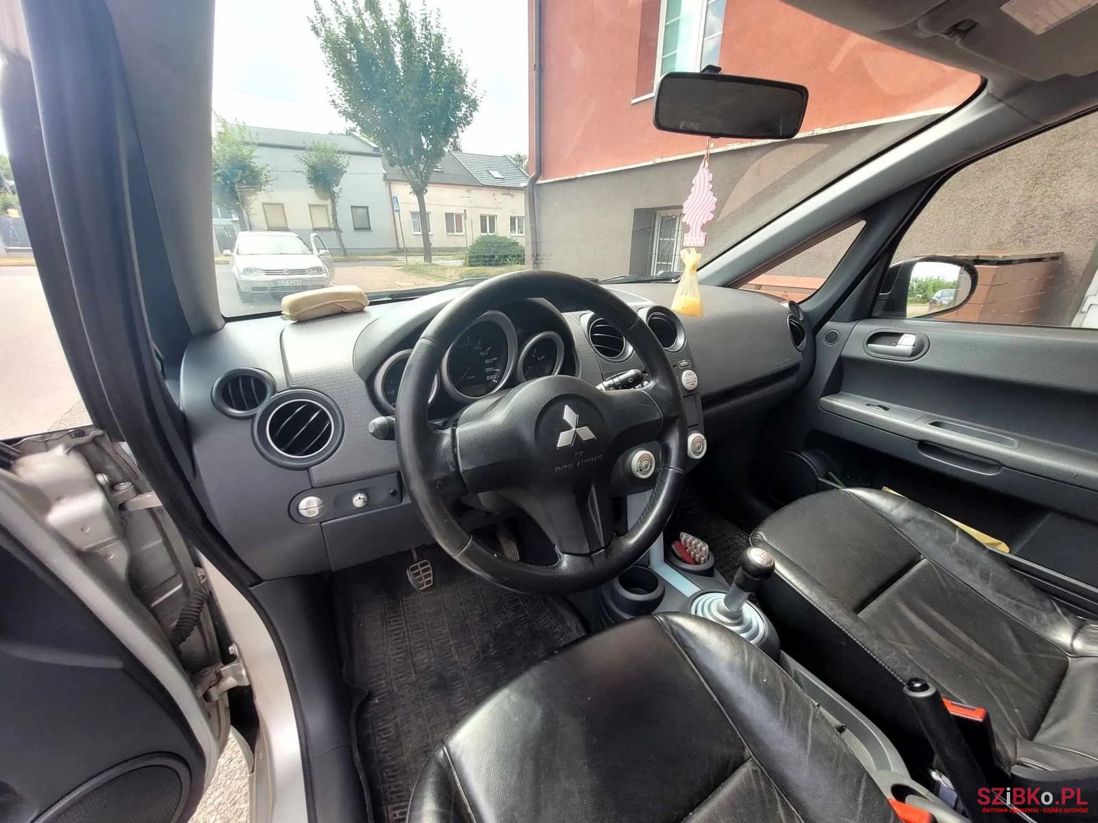 2005' Mitsubishi Colt photo #6