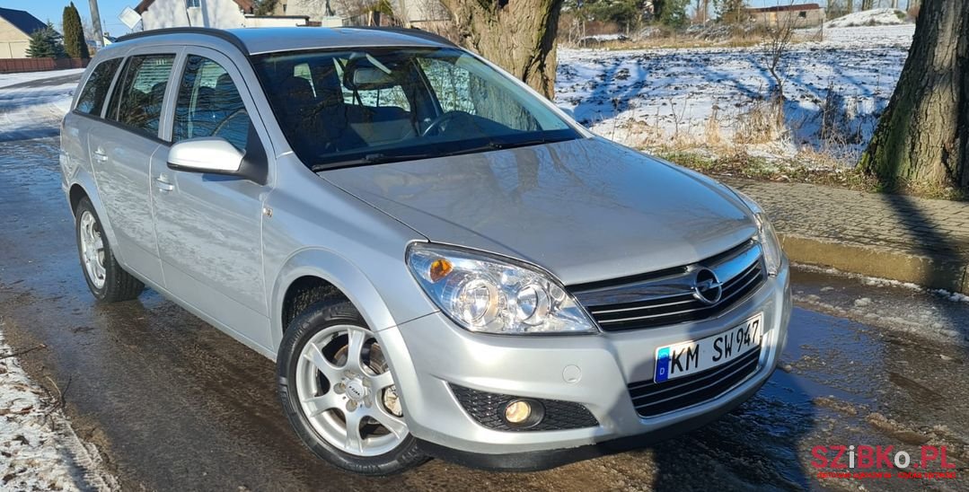 2008' Opel Astra photo #1