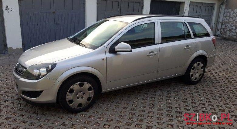 2011' Opel Astra photo #2