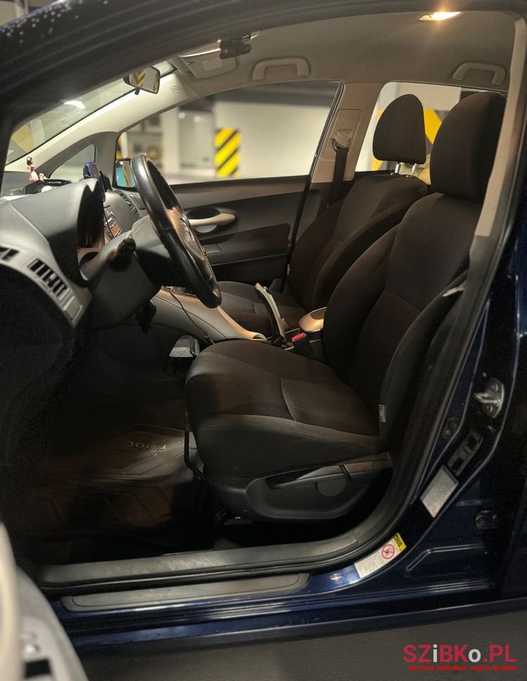 2008' Toyota Auris photo #5