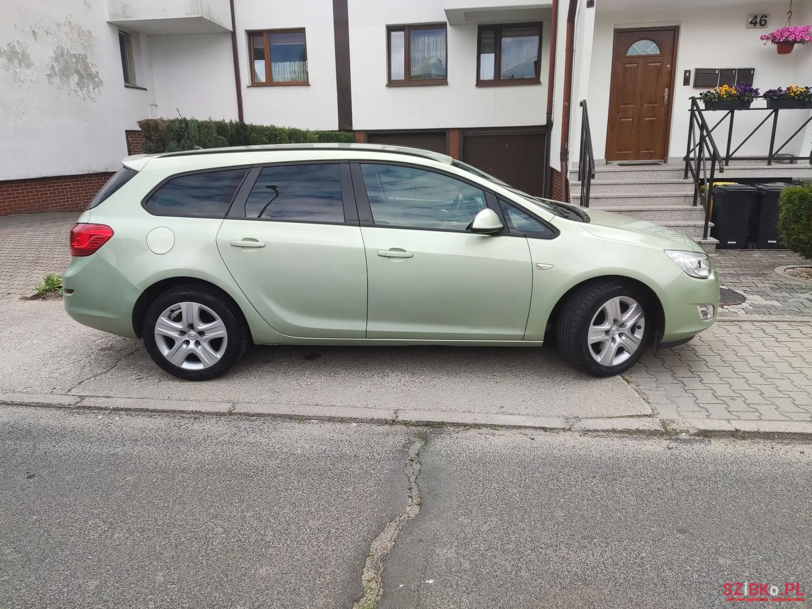 2011' Opel Astra photo #2