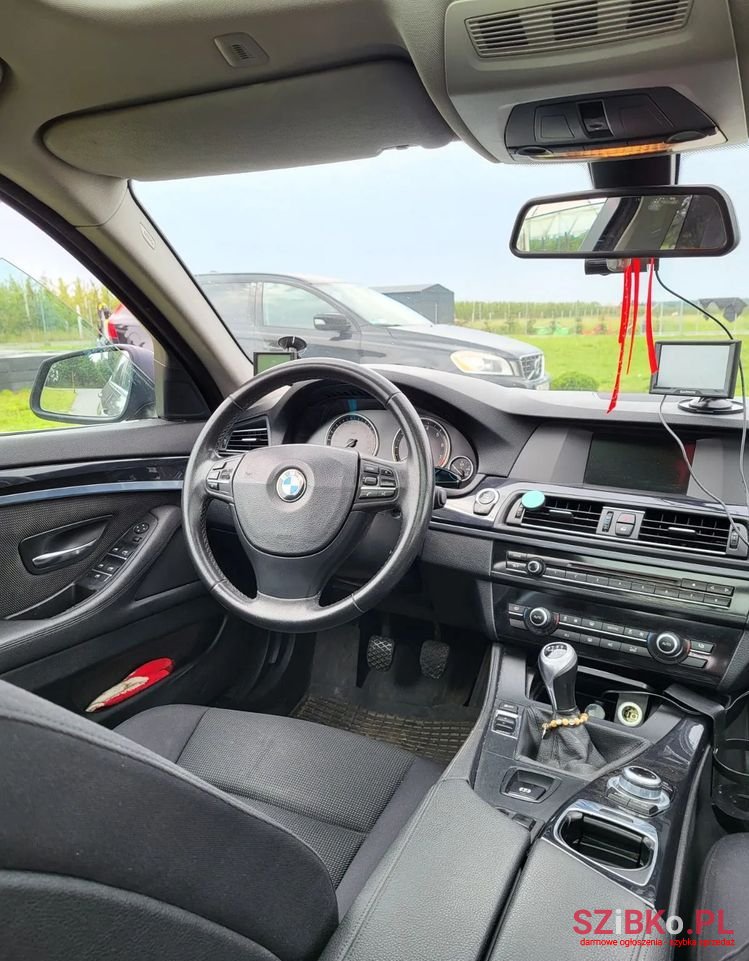 2013' BMW 5 Series 520I photo #6