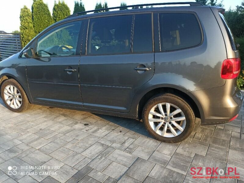 2011' Volkswagen Touran photo #3