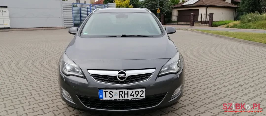 2011' Opel Astra photo #2