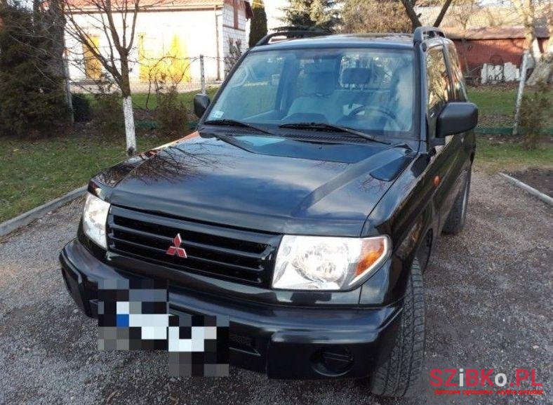 2002' Mitsubishi Pajero photo #1