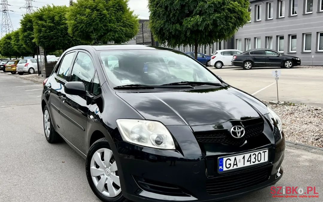 2007' Toyota Auris photo #2