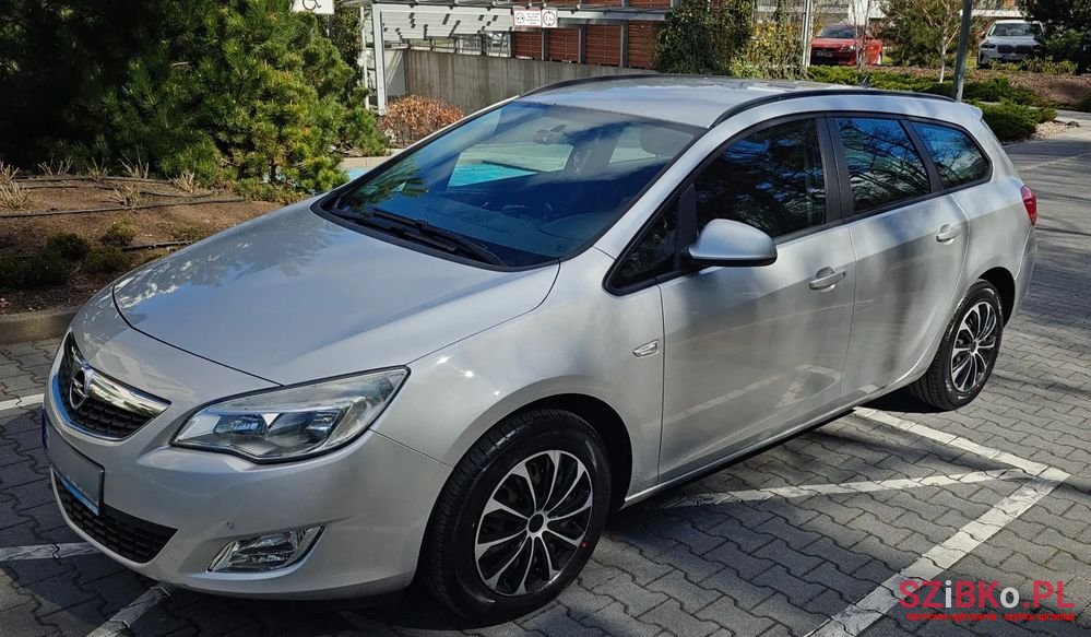 2012' Opel Astra photo #1