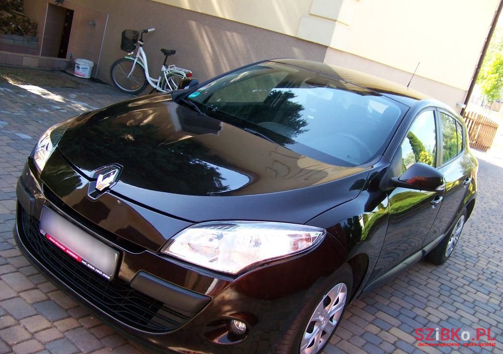 2011' Renault Megane photo #1