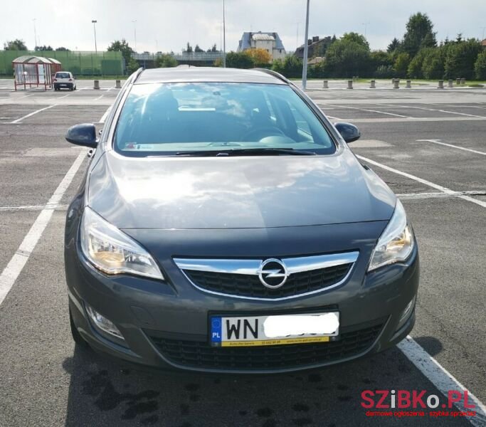 2012' Opel Astra photo #1