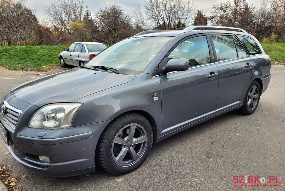 2004' Toyota Avensis photo #1