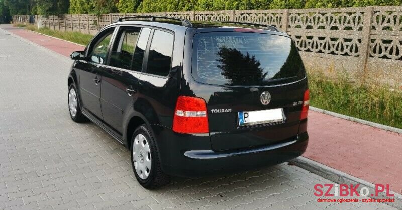 2005' Volkswagen Touran photo #3
