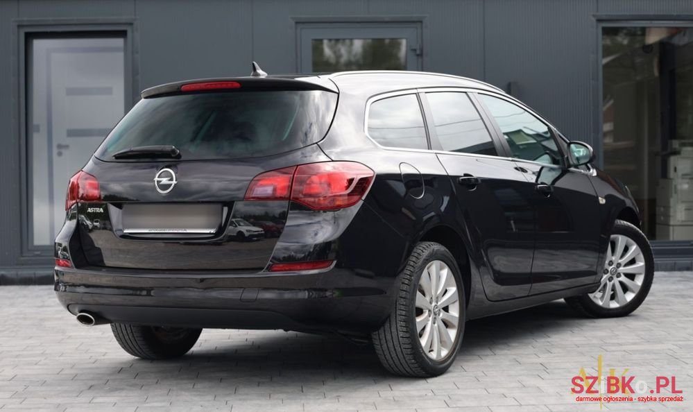 2011' Opel Astra photo #2