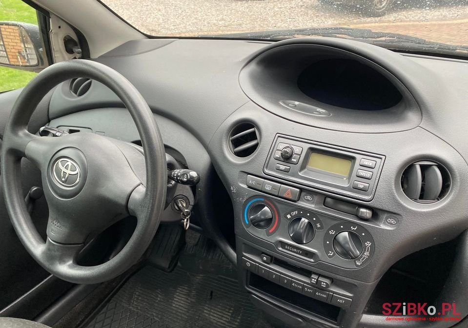 2003' Toyota Yaris photo #2