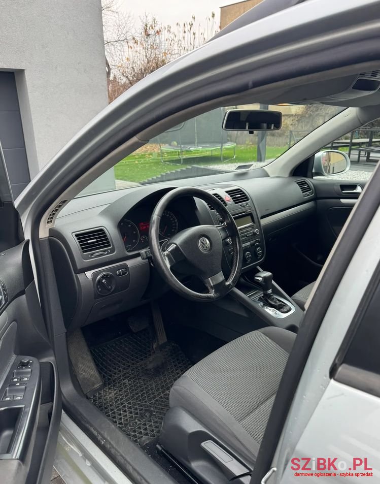 2009' Volkswagen Golf photo #3