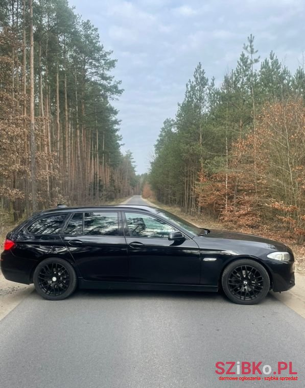 2011' BMW 5 Series 520D photo #4