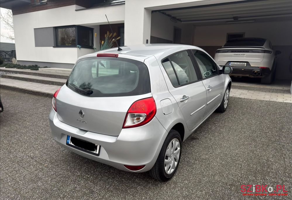 2011' Renault Clio photo #1