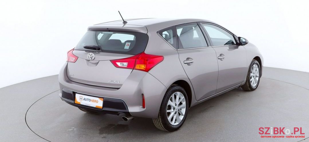 2013' Toyota Auris photo #4