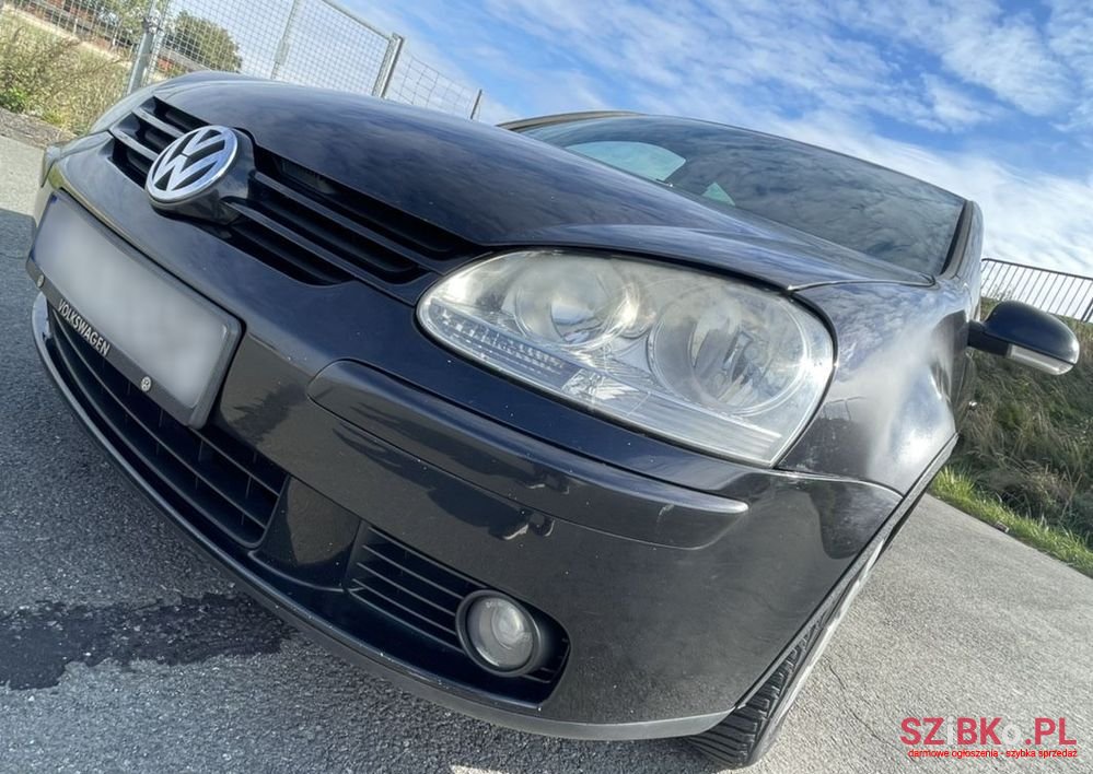 2004' Volkswagen Golf photo #1