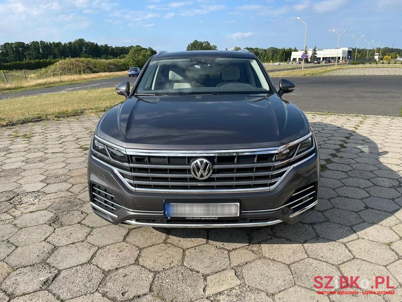 2019' Volkswagen Touareg photo #4
