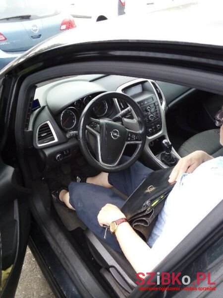 2011' Opel Astra photo #3